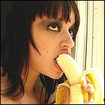 Excitante chica gotica comiendo banana